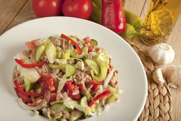 Tonfisk sallad med sallad, gurka och tomater. — Stockfoto