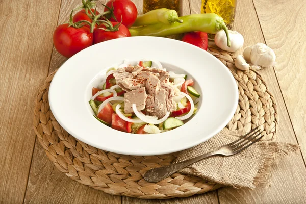 Ensalada de atún con lechuga, pepino y tomate . —  Fotos de Stock