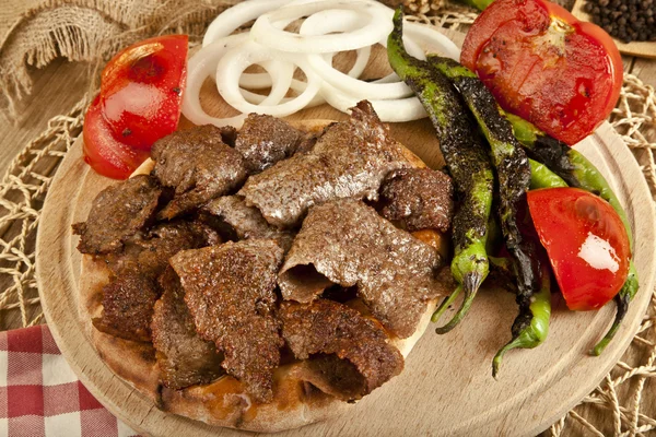 Shawarma Beef Donneur traditionnel turc sur plaque de bois concept — Photo