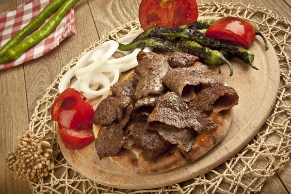 Shawarma Beef Donante tradicional turco en concepto de placa de madera — Foto de Stock