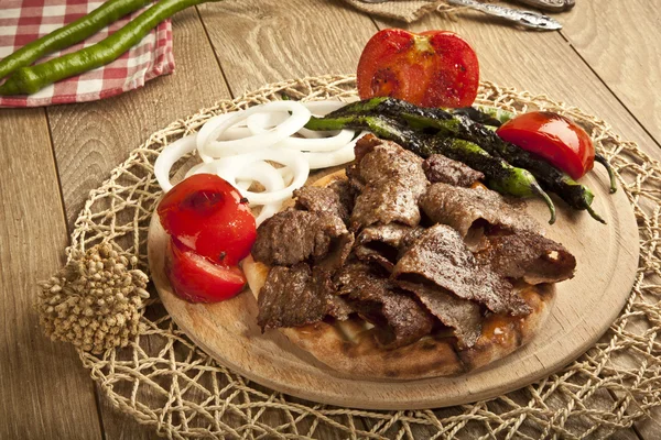 Shawarma Beef Donante tradicional turco en concepto de placa de madera — Foto de Stock