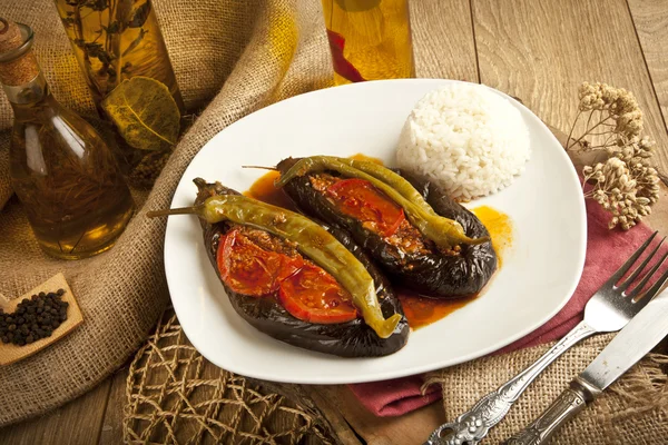 Comida de berenjena tradicional turca - Karniyarik (vientre Riven) con arroz pilav —  Fotos de Stock