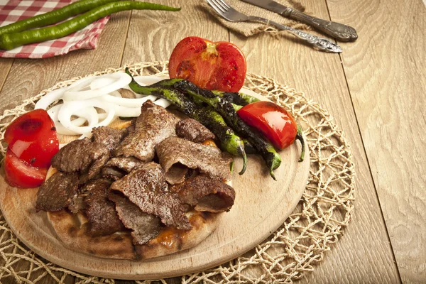 Shawarma 쇠고기 터키 전통 doner 나무 접시 개념에 — 스톡 사진