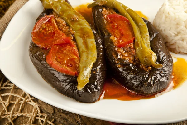 Carne de berinjela tradicional turca beringela - Karniyarik (barriga de Riven) com pilav arroz — Fotografia de Stock