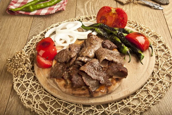 Shawarma-Rindfleisch türkischer traditioneller Döner auf Holzteller-Konzept — Stockfoto