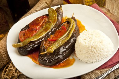 Türk geleneksel patlıcan patlıcan yemek - Karniyarik (San dansöz) pirinç pilav ile