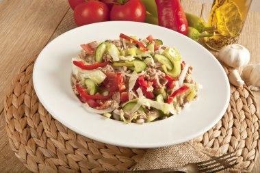 Ton balıklı salata marul, salatalık ve domates ile.