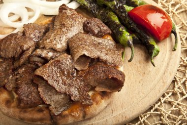 Shawarma et Türk geleneksel döner ahşap plaka kavramı