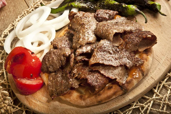 沙瓦玛牛肉土耳其传统多纳木制板概念 — 图库照片