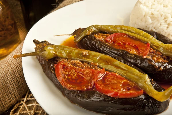 Comida de berenjena tradicional turca - Karniyarik (vientre Riven) con arroz pilav — Foto de Stock