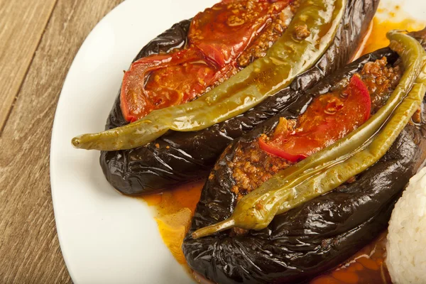 Turkiska traditionella Aubergine aubergine måltid - Karniyarik (Riven mage) med ris pilaff — Stockfoto