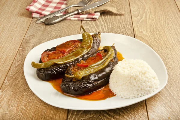 トルコの伝統的な茄子茄子の食事 - ご飯ピラフと Karniyarik (引き裂かれる腹) — ストック写真