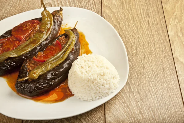 Turkish Traditional Aubergine Eggplant Meal - Karniyarik (Riven Belly) with rice pilav — Stock Photo, Image