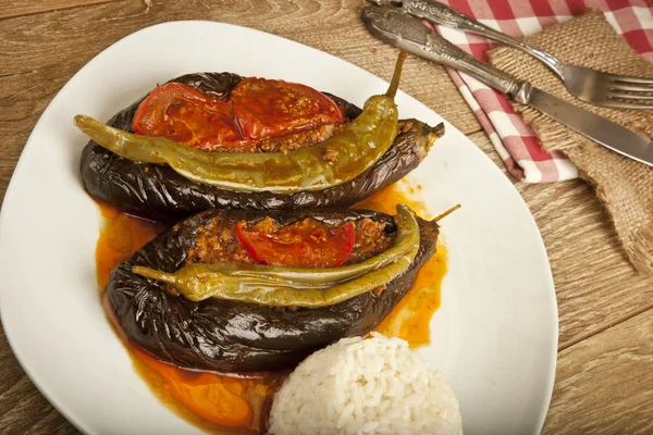 Turkish Traditional Aubergine Eggplant Meal - Karniyarik (Riven Belly) with rice pilav — Stock Photo, Image