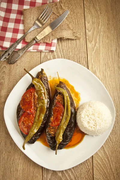 Turkse traditionele Aubergine aubergine maaltijd - Karniyarik (Riven buik) met rijst pilav — Stockfoto