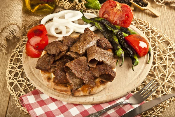 Shoarma rundvlees Turkse traditionele doner op houten plaat concept — Stockfoto