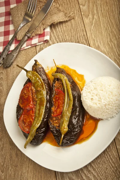 Türk geleneksel patlıcan patlıcan yemek - Karniyarik (San dansöz) pirinç pilav ile — Stok fotoğraf