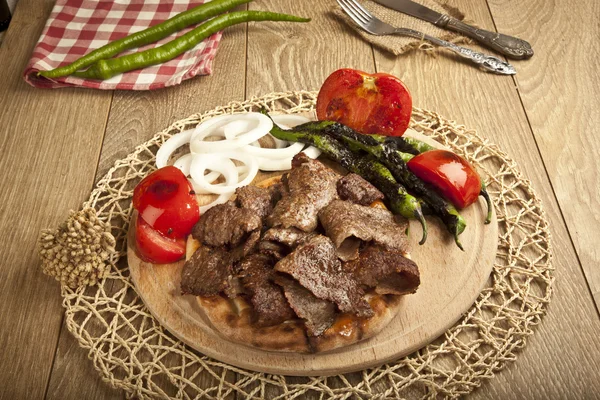 Shawarma Beef Donneur traditionnel turc sur plaque de bois concept — Photo