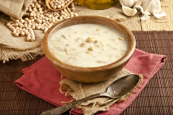 Türkische traditionelle Kuttelsuppe auf rustikalem Hintergrund mit Holztisch — Stockfoto