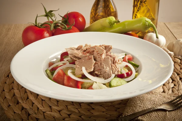Salată de ton cu salată verde, castravete și roșii . — Fotografie, imagine de stoc
