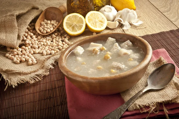 Sopa tradicional turca sobre fondo rústico con mesa de madera —  Fotos de Stock