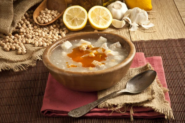 Turkiska traditionella tripe soppa på rustik bakgrund med träbord — Stockfoto