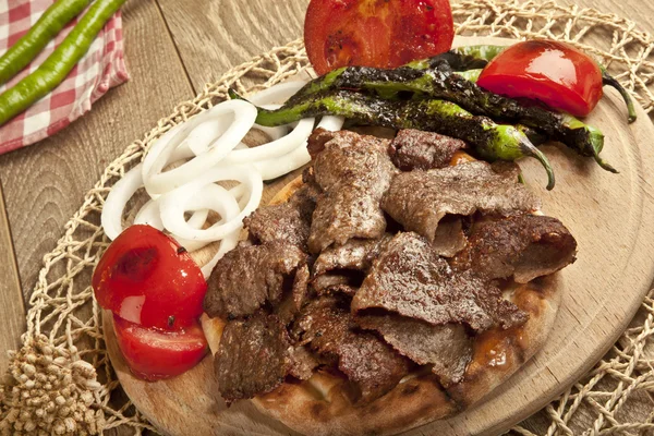 Shawarma Beef Donante tradicional turco en concepto de placa de madera —  Fotos de Stock