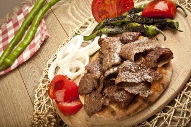 Shawarma et Türk geleneksel döner ahşap plaka kavramı