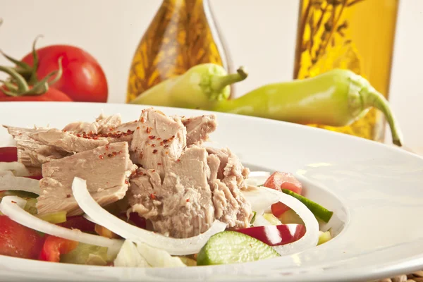 Thunfischsalat mit Salat, Gurken und Tomaten. — Stockfoto