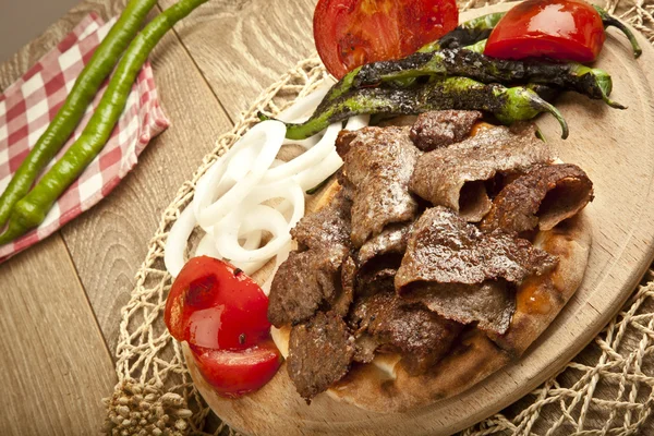 沙瓦玛牛肉土耳其传统多纳木制板概念 — 图库照片