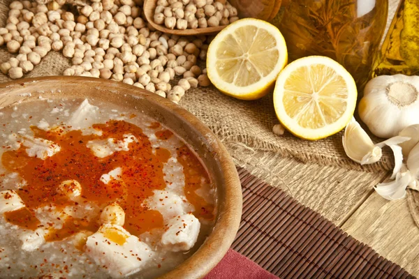 Türkische traditionelle Kuttelsuppe auf rustikalem Hintergrund mit Holztisch — Stockfoto