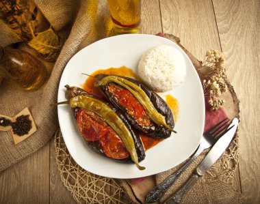 Türk geleneksel patlıcan patlıcan yemek - Karniyarik (San dansöz) pirinç pilav ile