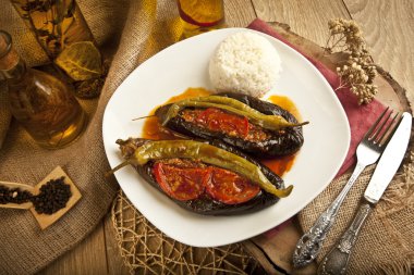 Türk geleneksel patlıcan patlıcan yemek - Karniyarik (San dansöz) pirinç pilav ile