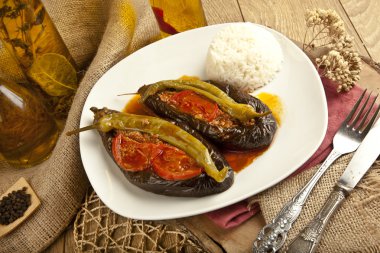 Türk geleneksel patlıcan patlıcan yemek - Karniyarik (San dansöz) pirinç pilav ile