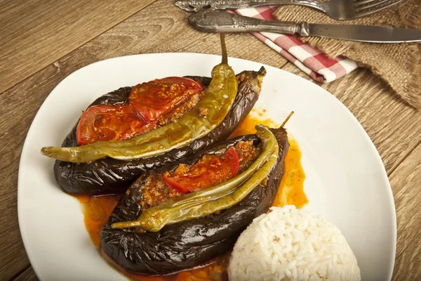 Turkish Traditional Aubergine Eggplant Meal - Karniyarik (Riven Belly) with rice pilav — Stock Photo, Image