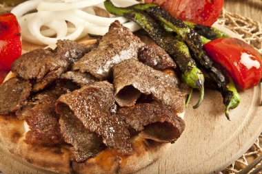 Shawarma et Türk geleneksel döner ahşap plaka kavramı