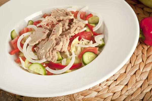 Salada de atum com alface, pepino e tomate . — Fotografia de Stock