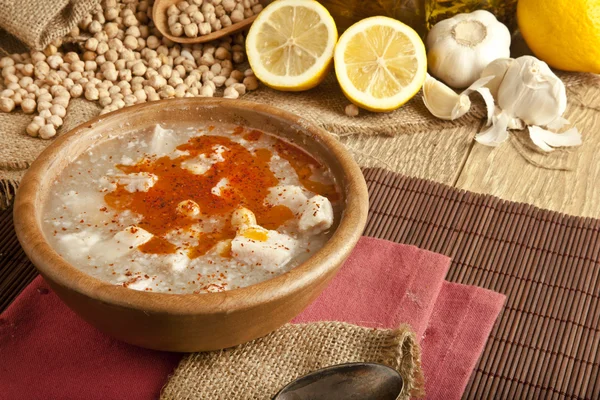 Zuppa di trippa tradizionale turca su sfondo rustico con tavolo in legno — Foto Stock