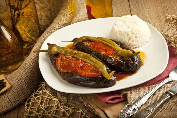 Turkish Traditional Aubergine Eggplant Meal - Karniyarik (Riven Belly) with rice pilav — Stock Photo, Image