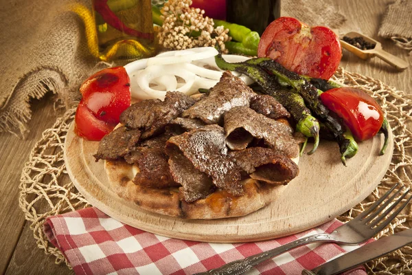 Shawarma Beef Donatore tradizionale turco sul concetto di piatto di legno — Foto Stock