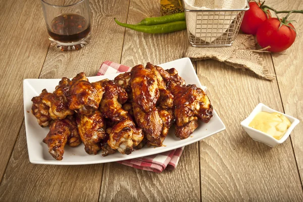 Buffalo Bbq Chicken Wings op houten tafel — Stockfoto