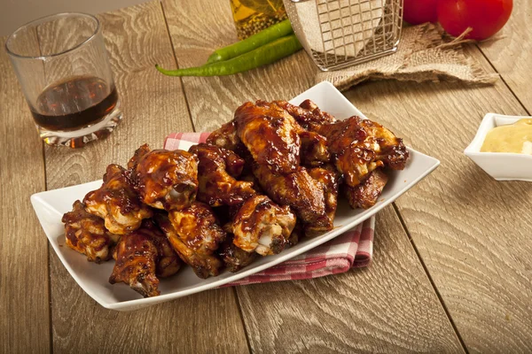 Ailes de poulet Buffalo BBQ sur table en bois — Photo