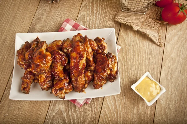 Asas de frango Buffalo churrasco na mesa de madeira — Fotografia de Stock