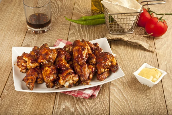 Buffalo Bbq Chicken Wings op houten tafel — Stockfoto
