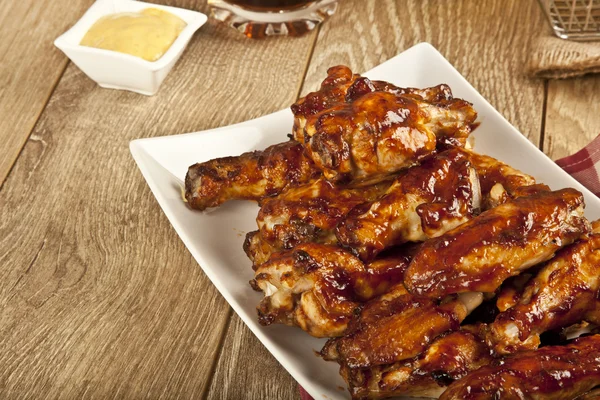 Buffalo Bbq Chicken Wings op houten tafel — Stockfoto