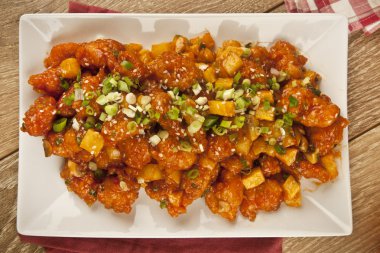 Tatlı ve ekşi tavuk taze soğan ve kavram tahta arka plan ile