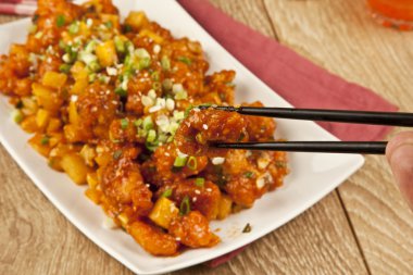 Tatlı ve ekşi tavuk taze soğan ve kavram tahta arka plan ile