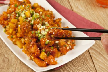 Tatlı ve ekşi tavuk taze soğan ve kavram tahta arka plan ile