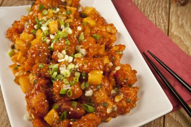 Tatlı ve ekşi tavuk taze soğan ve kavram tahta arka plan ile