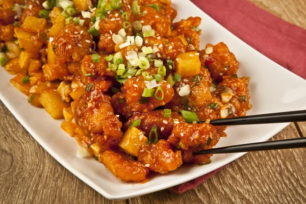 Tatlı ve ekşi tavuk taze soğan ve kavram tahta arka plan ile